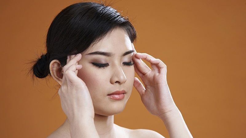 Massage mắt thường xuyên giúp giảm sưng và hạn chế vùng da xung quanh mắt chảy xệ
