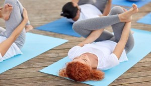 Lợi ích và cách thực hiện tư thế yoga xâu kim giúp hông săn chắc