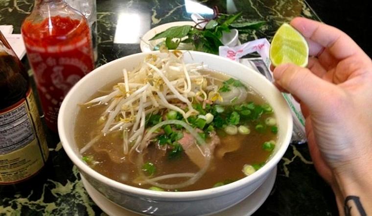 Thực hư vắt chanh vào phở nóng là sai cách khiến mất hết dinh dưỡng
