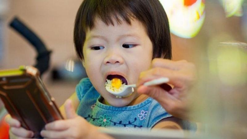 Tiếp xúc các thiết bị điện tử thường xuyên Tiếp xúc các thiết bị điện tử thường xuyên