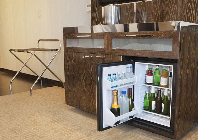 Tủ lạnh minibar thường được trang bị trong các khách sạn