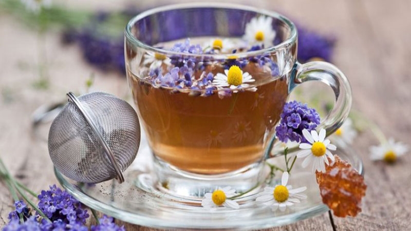 Uống trà hoa oải hương trước khi đi ngủ sẽ giúp làm tăng chất lượng giấc ngủ