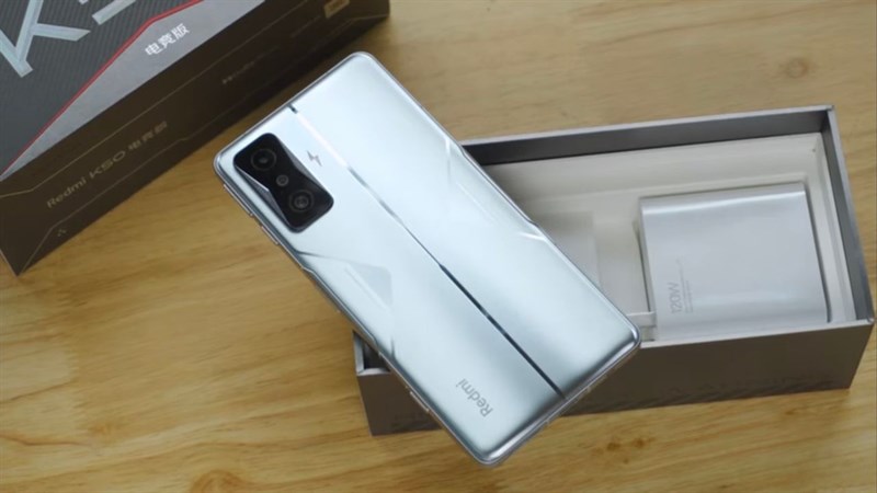 Khung kim loại cùng mặt lưng kính của Redmi K50 Gaming Edition mang nhiều hơi hướm của K40 Gaming Edition năm ngoái.