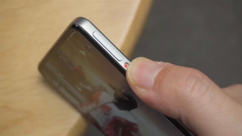 Nút trigger ở cạnh bên cũng được nâng cấp và có cần gạt dùng để mở và đóng khi sử dụng.