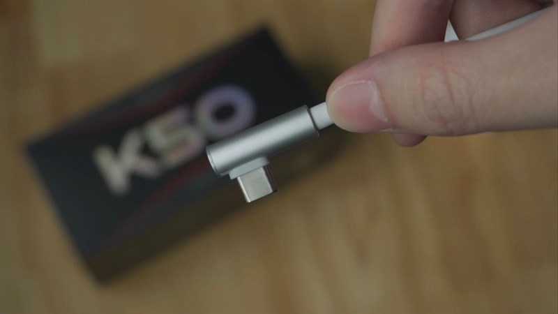 Cáp sạc Type-c của Redmi K50 Gaming Edition có dạng chữ L và dài hơn so với cáp của các điện thoại khác.