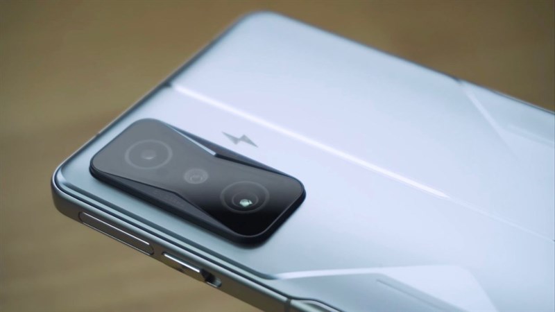 Đèn flash hình tia chớp và đèn RGB ở xung quanh cụm camera cũng được giữ lại từ Redmi K40 Gaming Edition.