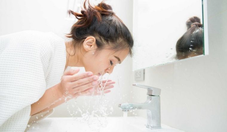 Học phụ nữ Hàn cách mix sữa rửa mặt giúp nâng cao hiệu quả