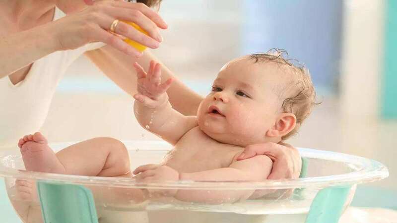 Nhỏ vài giọt dầu tràm vào nước tắm giúp trẻ ngủ ngon hơn sau đó