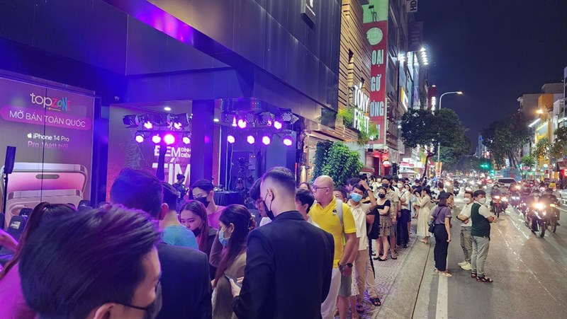 Nhiều người tham dự đã đến xếp hàng từ sớm để vào sự kiện