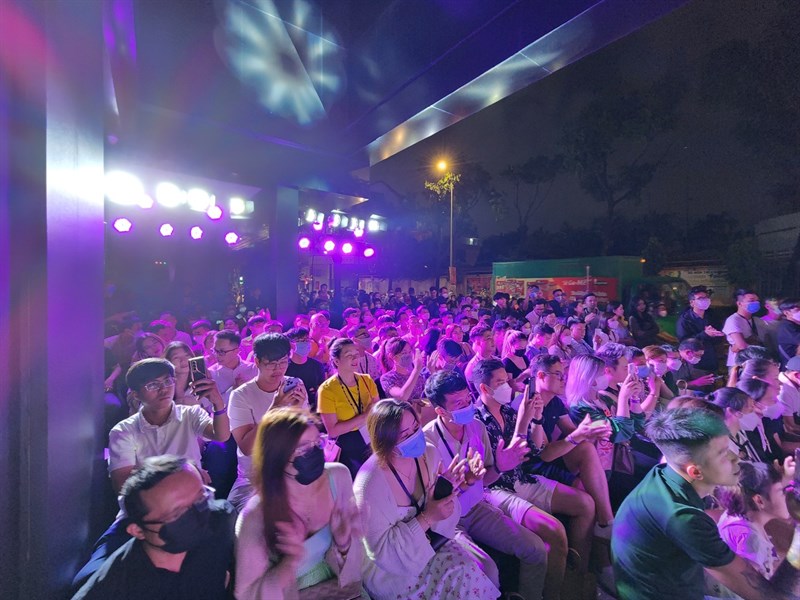 Khán giả vỗ tay nồng nhiệt cho tiết mục của ca sỹ Hà Nhi