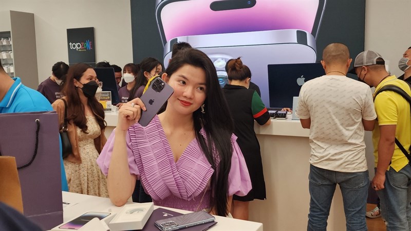 Hình ảnh khách hàng phấn khởi khi nhận iPhone 14 Series