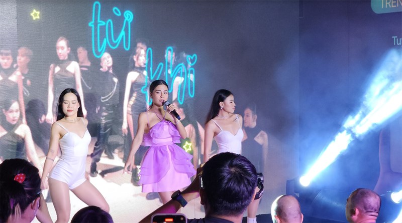 Hình ảnh ca sỹ Hà Nhi