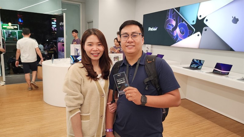 Hình ảnh khách hàng là chủ nhân sở hữu iPhone 14 series sớm nhất