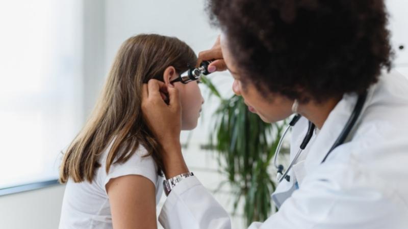 Dấu hiệu viêm tai giữa cấp mủ ở trẻ
