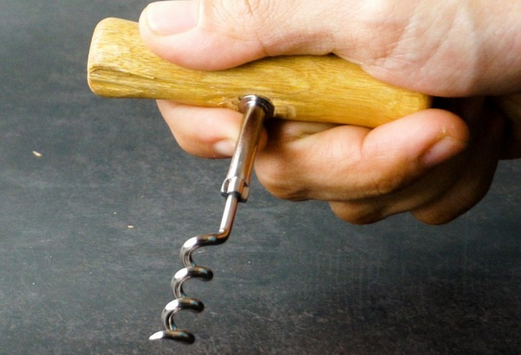 Đồ khui cơ bản (Basic Corkscrew) có kiểu thiết kế đơn giản nhưng cần kỹ thuật khi sử dụng