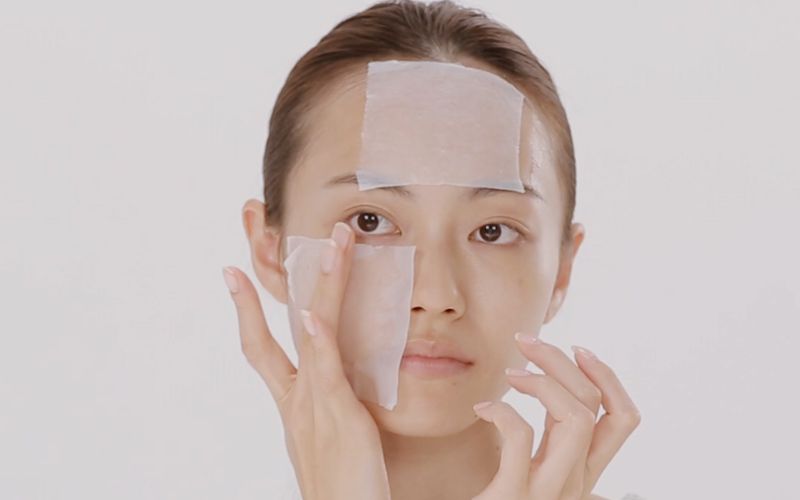 Thoa kem dưỡng lên lotion mask