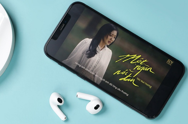 Người dùng thiết lập dễ dàng AirPods 3 và AirPods 2 với các thiết bị khác để nghe nhạc, xem phim hay chơi game