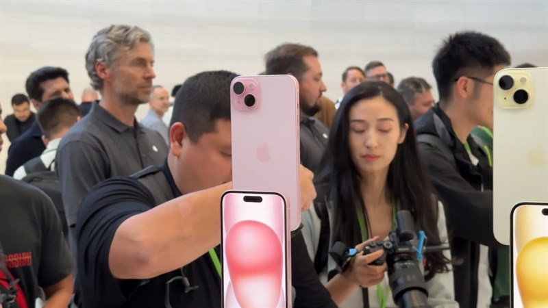 iPhone 15 và iPhone 15 Plus có cùng một phong cách thiết kế