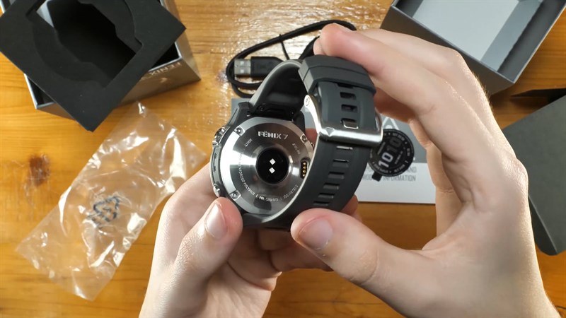 Phần dây đeo silicon của Garmin Fenix 7 được thiết kế dạng đục lỗ giúp đeo tay khá thoải mái