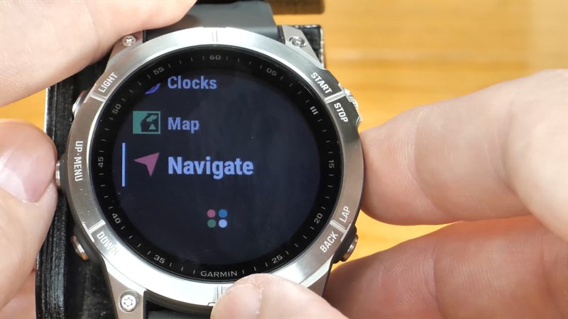 Garmin Fenix 7 còn được trang bị GPS và một viên pin khá lớn để dùng lâu dài