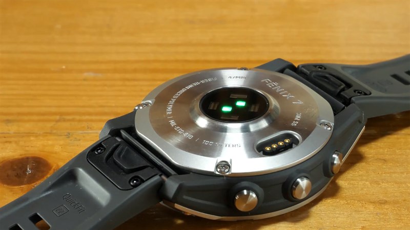 Mặt sau của Garmin Fenix 7 là nơi đặt cụm cảm biến và chân sạc