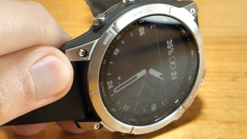 Garmin Fenix 7 sở hữu khung viền thép không gỉ cực nổi bật