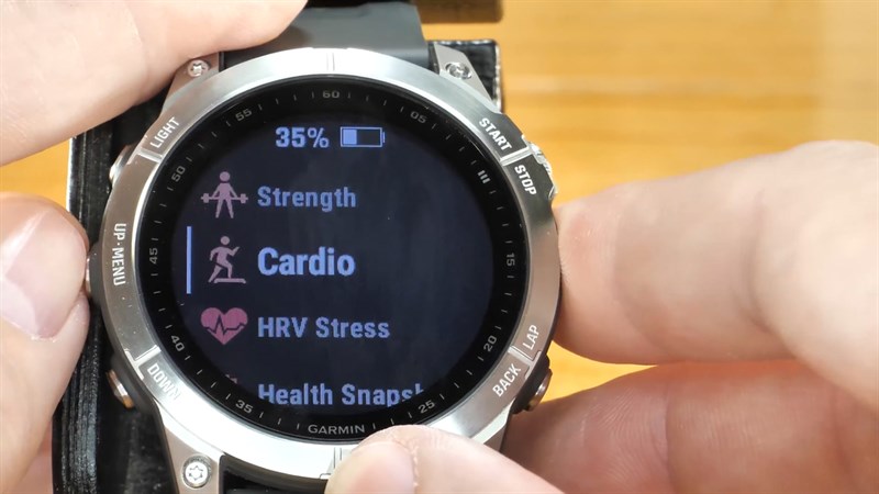 Garmin Fenix 7 hỗ trợ các tính năng theo dõi sức khỏe và tập luyện