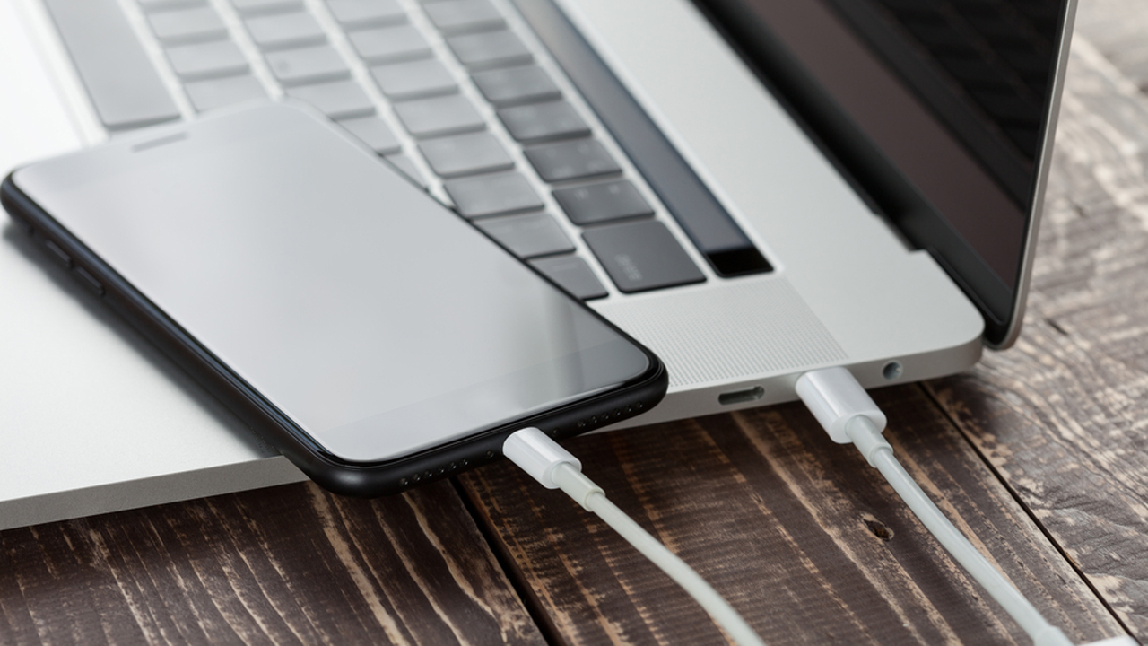 D&ugrave;ng c&aacute;p USB để kết nối iPhone 14 với m&aacute;y t&iacute;nh trước khi tắt nguồn