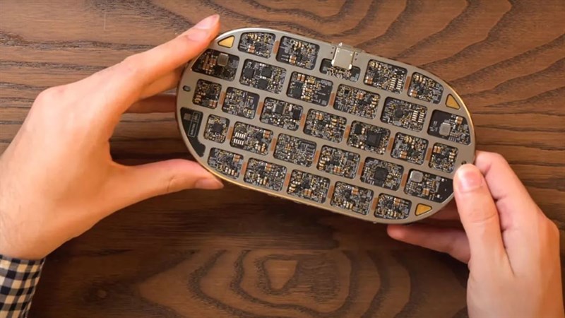 Bảng mạch ở phía mặt sau nguyên mẫu được cho là của AirPower Bảng mạch ở phía mặt sau nguyên mẫu được cho là của AirPower