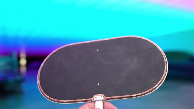 Tấm lót ở phía mặt trên nơi đặt thiết bị được sạc không dây Tấm lót ở phía mặt trên nơi đặt thiết bị được sạc không dây