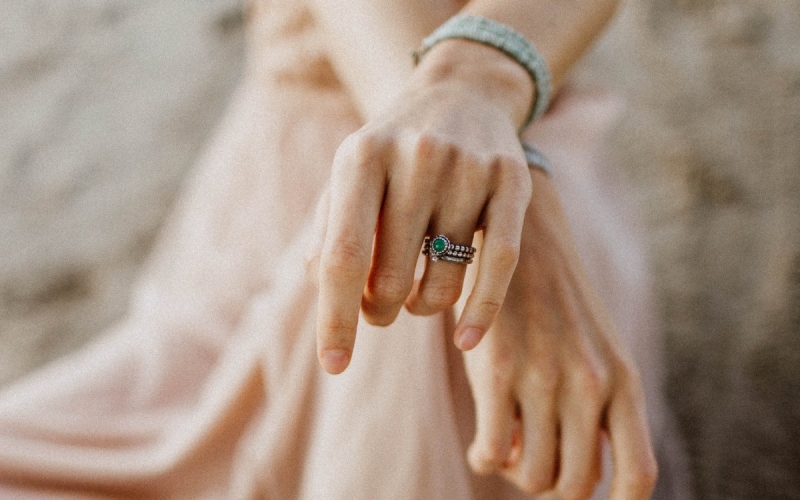 Nữ đeo nhẫn ngón tay nào theo mệnh hợp phong thủy?