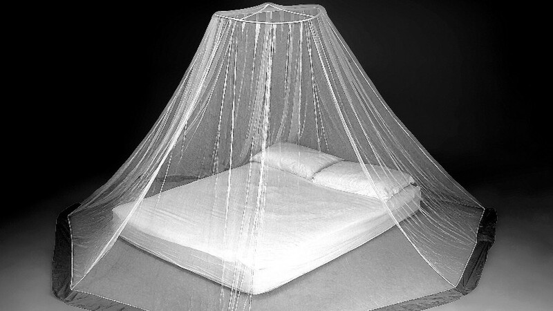 Ngủ dưới màn chống muỗi để được bảo vệ tốt hơn khỏi muỗi