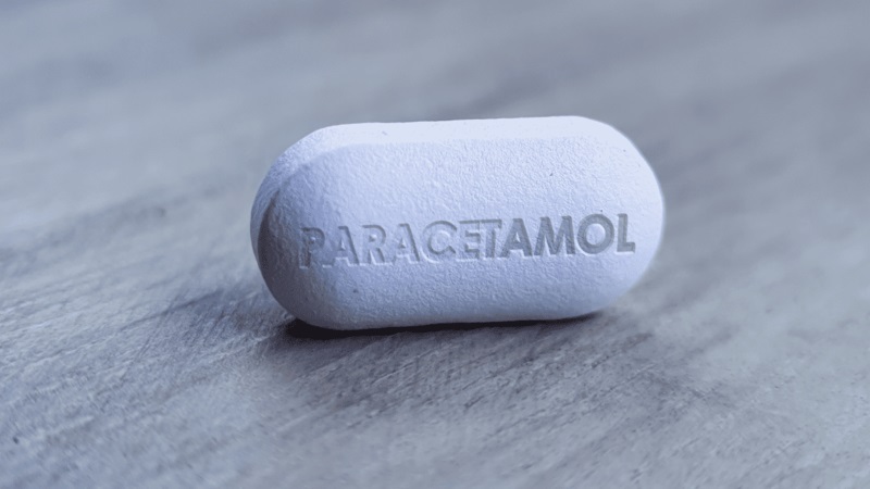 Chuẩn bị paracetamol trong hành lý để có thể kiểm soát cơn sốt lập tức