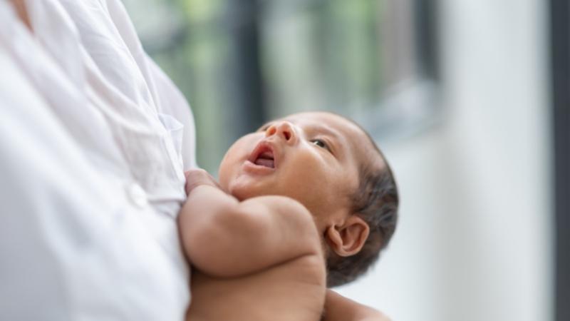 Khi nào cần trị khàn tiếng cho bé sơ sinh?