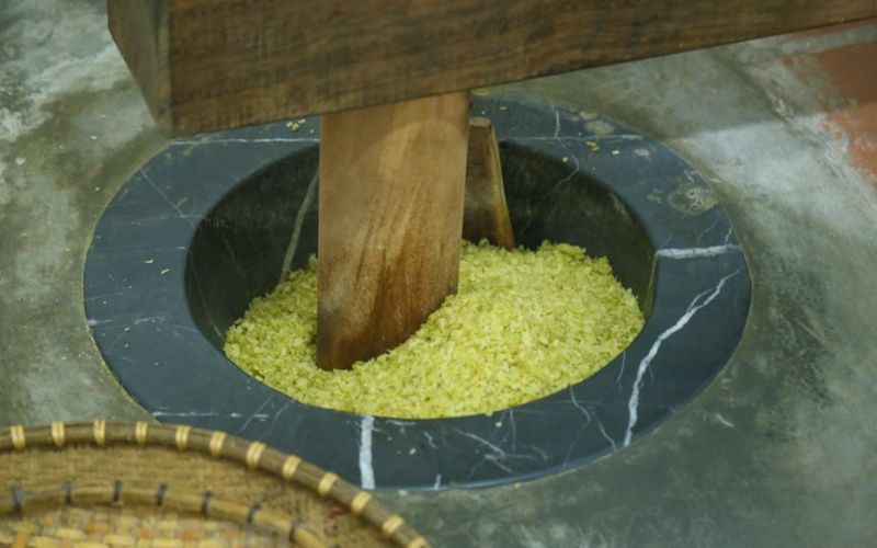 Pounding sticky rice