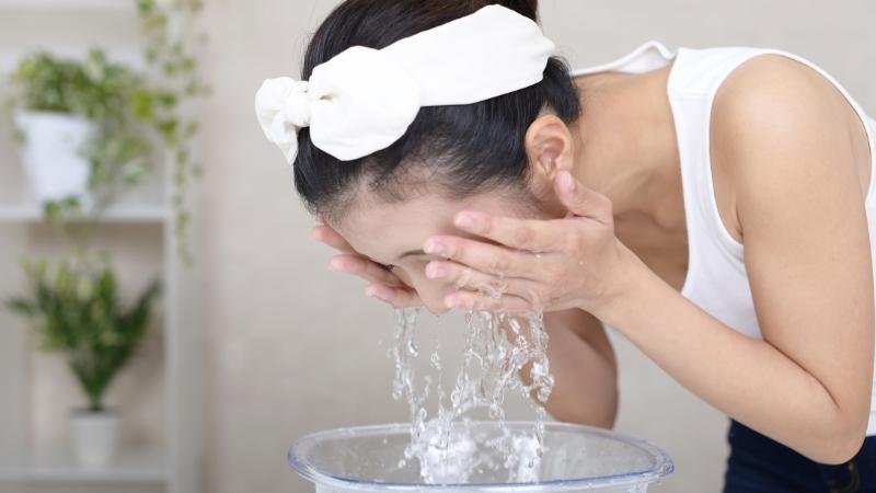 Washing the face with khaki leaf water
