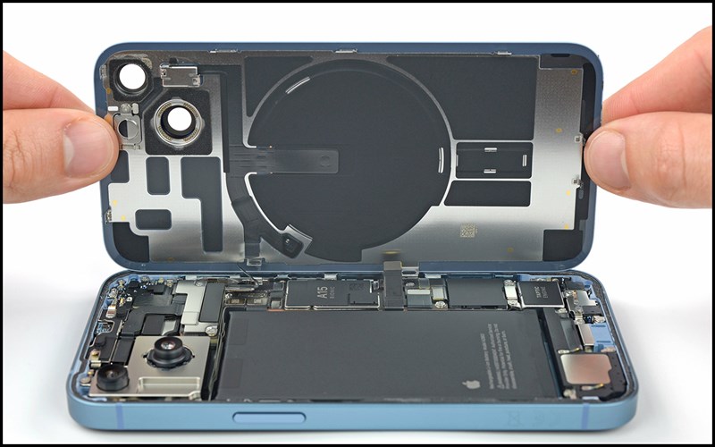 Nội thất của mẫu iPhone 14 tiêu chuẩn (Ảnh: PC Mag)