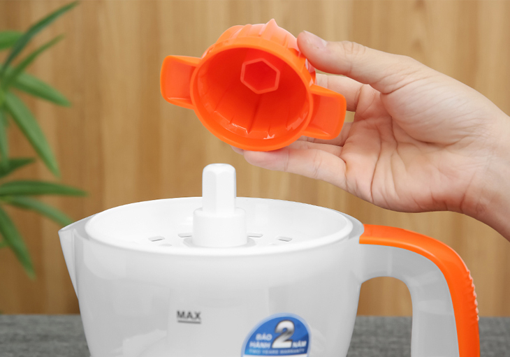Máy vắt cam Bluestone được trang bị bình chứa lớn có thể chứa được 2 - 3 ly nước ép trong 1 vắt
