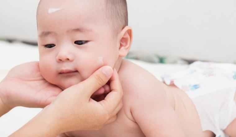 Cha mẹ nên học ngay cách chăm sóc da mặt cho bé