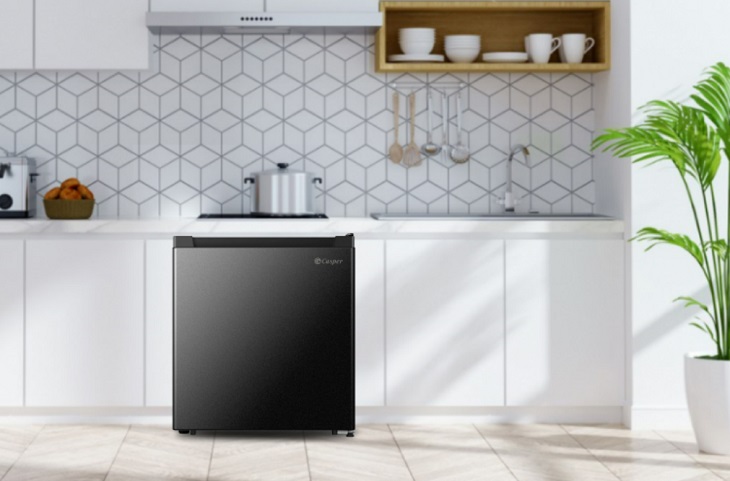 Tủ lạnh Casper 43 lít RO-44PB có kiểu thiết kế nhỏ gọn, không chiếm nhiều diện tích lắp đặt