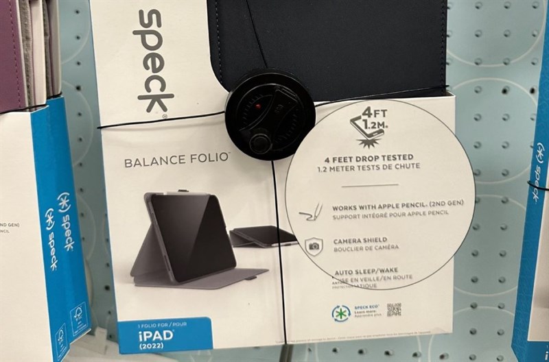 Chiếc hộp phụ kiện được bày bán với tên iPad 2022