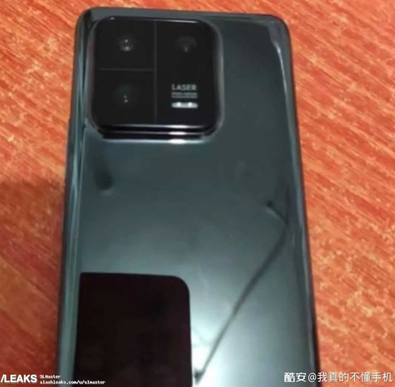 Thiết kế mặt sau bị rò rỉ của Xiaomi 13 (Ảnh: Weibo) Thiết kế mặt sau bị rò rỉ của Xiaomi 13 (Ảnh: Weibo)