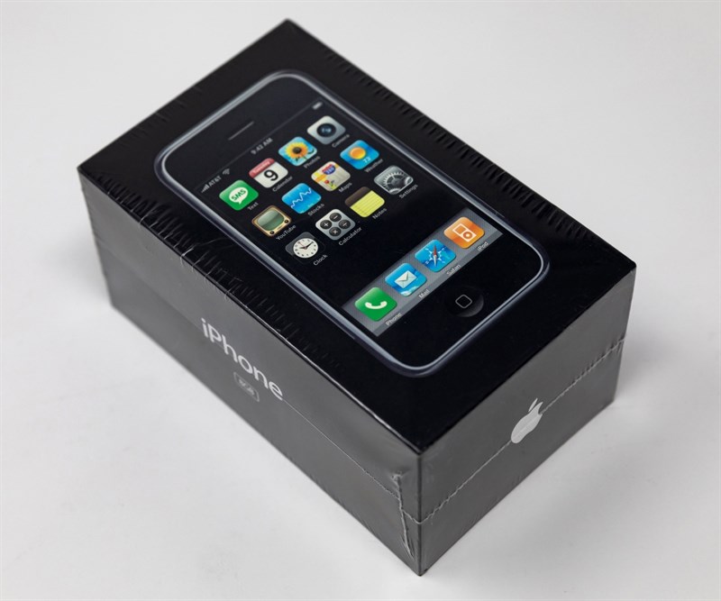 Cận cảnh iPhone cùng hộp