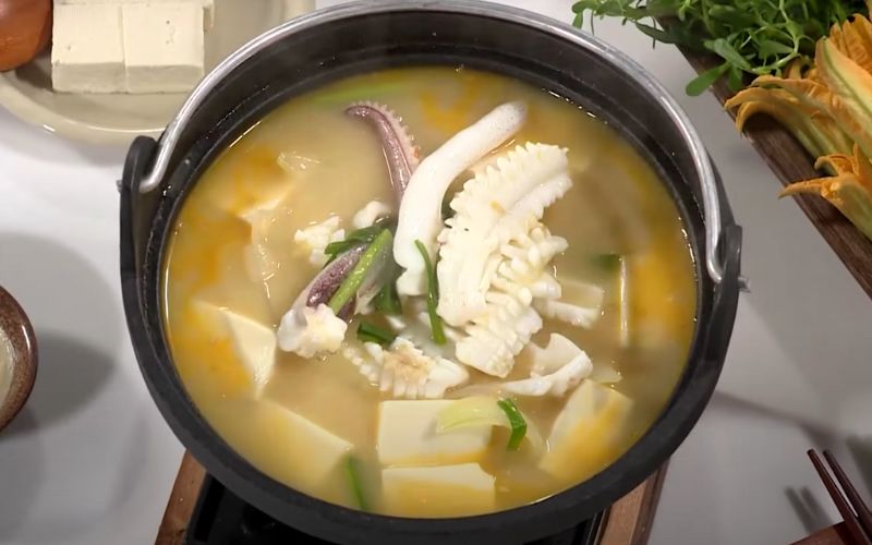 How to make rich squid ink hot pot, conquering fastidious customers