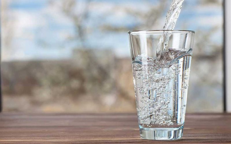 Thói quen uống nước nóng pha với nước lạnh có gây hại cho cơ thể? ‍