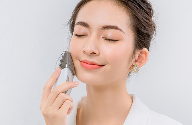 Rửa mặt bằng máy giúp làm sạch sâu da mặt, ngăn ngừa mụn