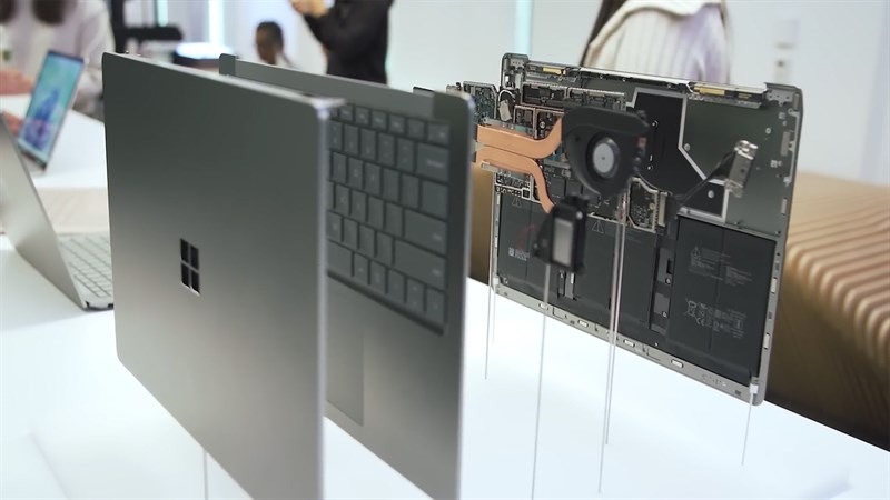 Surface Laptop 5 được trang bị RAM 8 GB (tối đa 32 GB) và ổ cứng 256 GB (tối đa 1 TB) Surface Laptop 5 được trang bị RAM 8 GB (tối đa 32 GB) và ổ cứng 256 GB (tối đa 1 TB)