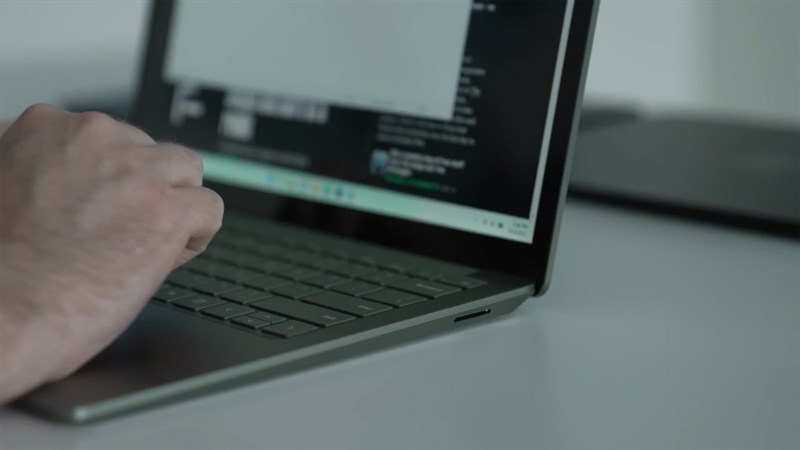 Cạnh phải của Surface Laptop 5 với cổng sạc Surface Connect Cạnh phải của Surface Laptop 5 với cổng sạc Surface Connect