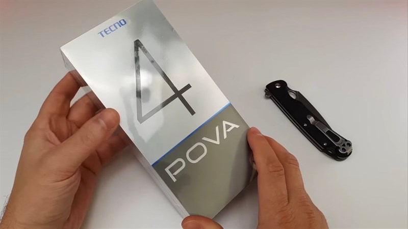 Hộp đựng của Tecno Pova 4 vẫn có ngoại hình quen thuộc với hai tone màu bạc và đen.