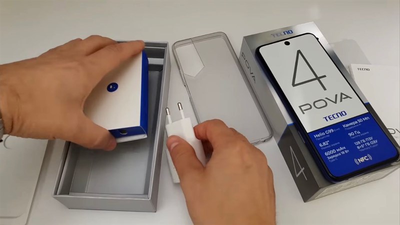 Tecno Pova 4 được trang bị thêm nhiều phụ kiện đi kèm.